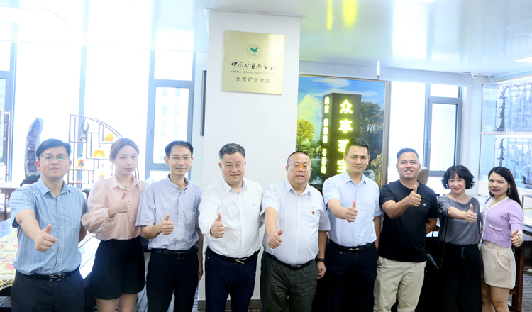 在曾志榮（左四）副會(huì)長單位走訪調(diào)研時(shí)合影.jpg